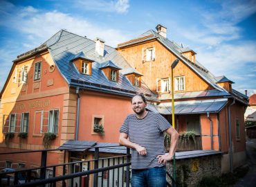 Z Úradu vlády do montérok. Ruinám vracia stratený lesk