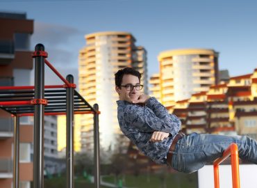 Budujú preliezky pre dospelých, aby svet držali v pohybe