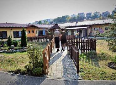 Miesto, kde sa neumiera. Humenský dom pre seniorov sa vymyká slovenským štandardom