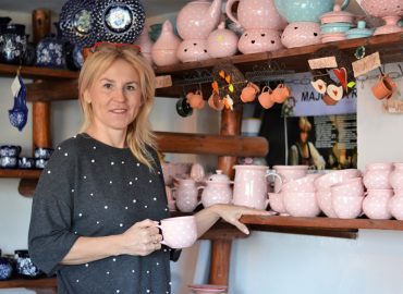 Slovensko o ňu nemôže prísť. V Pezinku preto vyrába majoliku